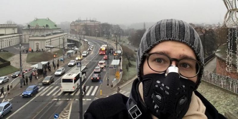 Michał Wąsowski w masce przeciwpyłowej