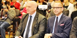 Od lewej burmistrz Pragi Południe Tomasz Kucharski i Michał Szczerba poseł na Sejm RP na prezentacji projektu siedziby Orkiestra Sinfonia Varsovia