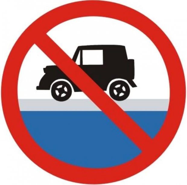 Zakaz wjazdy na lód - takiego znaku jeszcze nie ma.