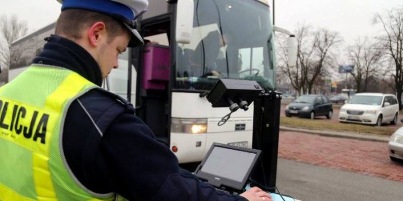 Kontrola autokarów przez funkcjonariusza WRD KSP