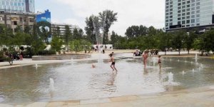Dzieci bawią się w fontannie na Placu Europejski