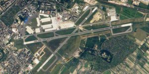 Lotnisko Chopina w Warszawie widziane obiektywem satelity