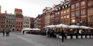 Widać wiosnę na Rynku Starego Miasta - ogródki kawiarniane przy stronie Barssa