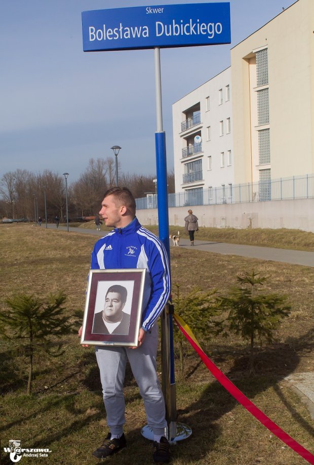Sebastian Gwiazda trzyma portret Bolesława Dubickiego