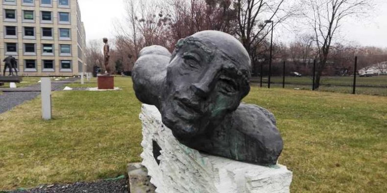 Crawl 1948 - rzeźba Jerzego Bandury (honorowe wyróżnienie w Olimpijskim Konkursie Sztuki w Londynie w 1948 r.) Rzeźba stoi przed Centrum Olimpijskim w Warszawie.