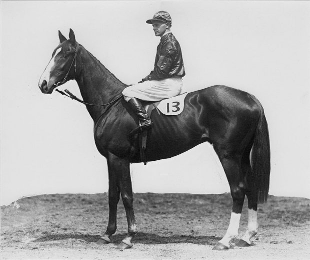 George Robinson na Rogilli - zwycięzca Caulfield Cup 1932 r. w Melbourne, Australia