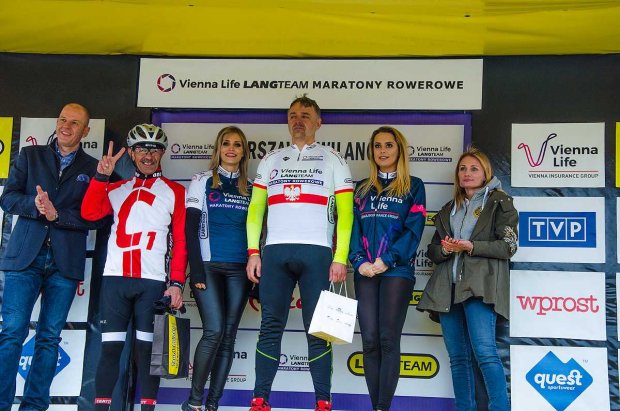 Mistrzowie Polski Dziennikarzy w MTB w kategoria D2. Od lewej Hubert Królak, przewodniczący Rady Dzielnicy Wilanów, Andrzej Seta. Pomiędzy dziewczętami Sylwester Kmiecik z Krakowa. Z prawej strony pani Agata Lang, wicedyrektor Lang Team..