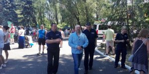 Dzień Dziecka w Komisariacie Rzecznym Policji w Warszawie. Inspekcji incognito dokonał Zastępca Komendanta Stołecznego Policji nadkomisarz Piotr Byra wraz z Komendantem Komisariatu młodszym inspektorem Markiem Gago i Zastępcą Komendanta podinspektorem Bogusławem Siedlackim.