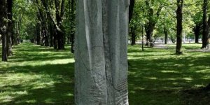 Pomnik Matki - napis w języku polskim