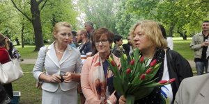 Pomnik Matki - odsłonięcie. odsłonięcie. Od lewej Grażyna Orzechowska-Mikulska zastępca burmistrza Woli, Joanna Gospodarczyk dyrektor Biura Edukacji urzędu m.st. Warszawy, z kwiatami radna Małgorzata Żuber-Zielicz, przewodnicząca Komisji Edukacji i Rodziny Rady Warszawy.