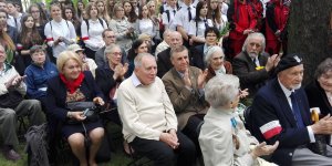 Pomnik Matki - odsłonięcie. W drugim rzędzie, pierwszy od lewej siedzi Mścisław Lurie