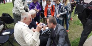 Pomnik Matki - odsłonięcie. Mścisław Lurie w rozmowie z dr Piotrem Oleńczakiem kierownikiem Oddział Polityki Historycznej i Odznaczeń w Mazowieckim Urzędzie Wojewódzkim