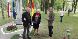 Pomnik Matki - odsłonięcie. odsłonięcie. Pierwszy z lewej ks. Aleksander Seniuk, rektor warszawskiego kościoła Sióstr Wizytek, Barbara Siedlicka z UW i Wiesław Sikorski z Uniwersytetu Muzycznego im. F. Chopina