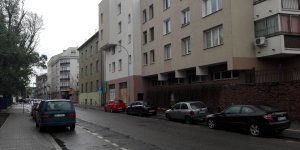 Ulica Kępna widok na budynek o adresie Jagiellońska 5a z tablicą pamiątkową Tchorka