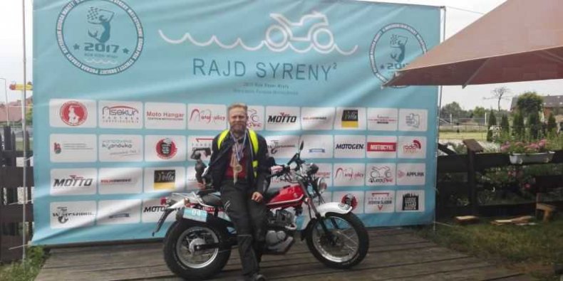Zwycięzca Rajdu Syreny ze swym motorkiem klasy 125