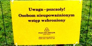 Tabliczka zakazu wejścia do pszczelarium w Parku Traugutta