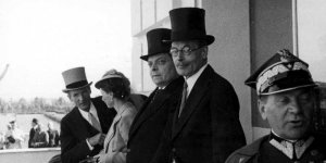 Wyścigi na Służewcu - Otwarcie toru i pierwsza gonitwa na Wyścigach. 3 czerwca 1939. Stoją od lewej: ambasador Stanów Zjednoczonych w Polsce Anthony Drexel-Biddle, Wanda Stachiewicz, ambasador Francji w Polsce Leon Noel, ambasador Wielkiej Brytanii w Polsce Howard Kennard, generał Mieczysław Ryś-Trojanowski.