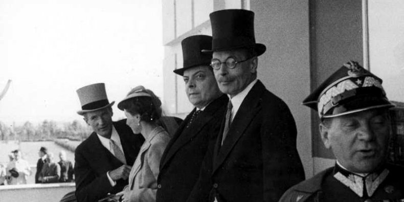 Wyścigi na Służewcu - Otwarcie toru i pierwsza gonitwa na Wyścigach. 3 czerwca 1939. Stoją od lewej: ambasador Stanów Zjednoczonych w Polsce Anthony Drexel-Biddle, Wanda Stachiewicz, ambasador Francji w Polsce Leon Noel, ambasador Wielkiej Brytanii w Polsce Howard Kennard, generał Mieczysław Ryś-Trojanowski.