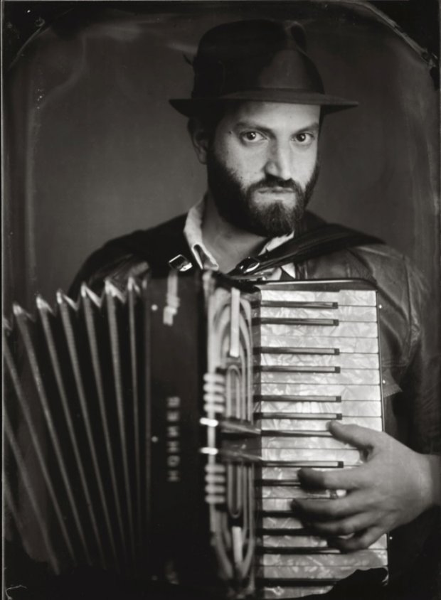 Daniel Kahn z akordeonem