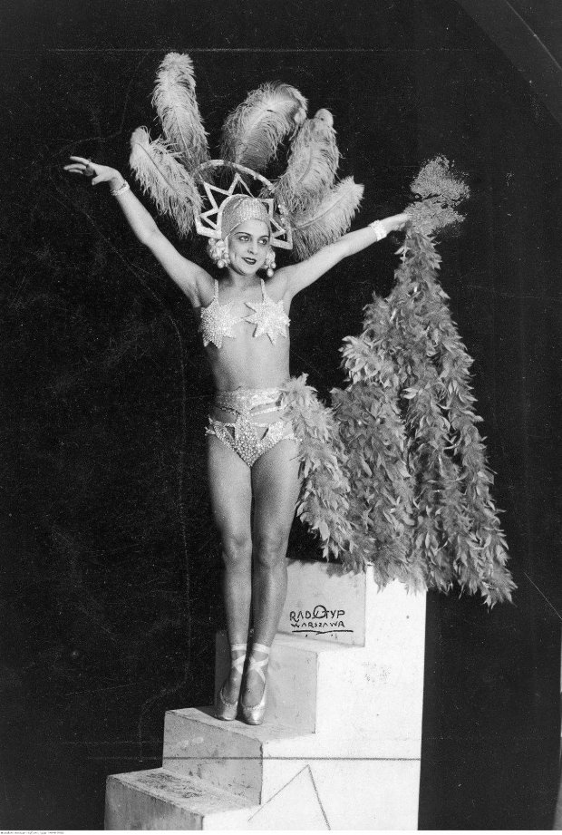 Iga Korczyńska - tancerka - fotografia sytuacyjna w nierozpoznanym przedstawieniu w teatrzyku Ananas w Warszawie (Archiwum: NAC)
