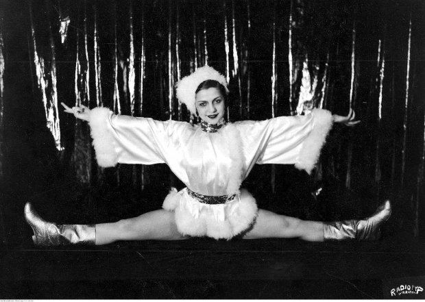 Iga Korczyńska - tancerka - fotografia sytuacyjna w nierozpoznanym przedstawieniu w teatrzyku Ananas w Warszawie (Archiwum: NAC)