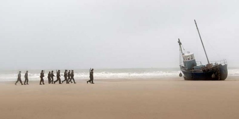 Plaża Dunkierki, żołnierze i kuter rybacki