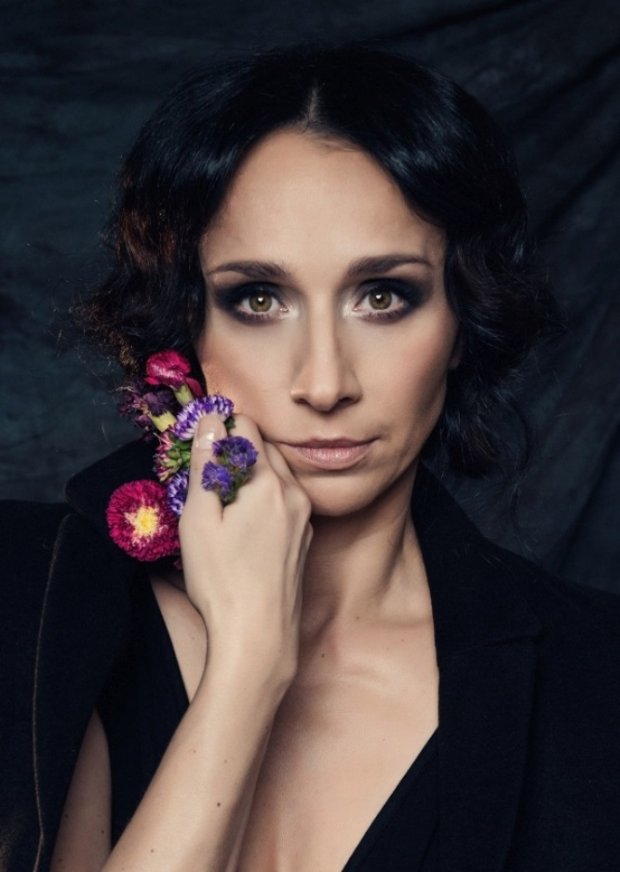 Renata Przemyk z kwiatami