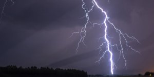 Wyładowanie atmosferyczne (CG+) z górnej części aktywnej elektrycznie formacji burzowej w nocy z 28-29 czerwca nad Kolnem w podlaskim.