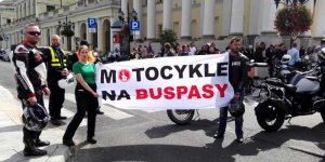 Motocykle na buspasy. Przed warszawskim ratuszem. 7.08.2017 r.