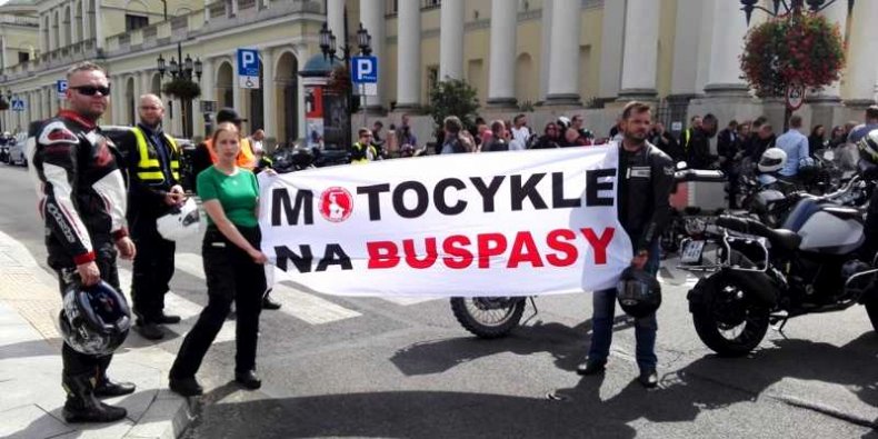 Motocykle na buspasy. Przed warszawskim ratuszem. 7.08.2017 r.