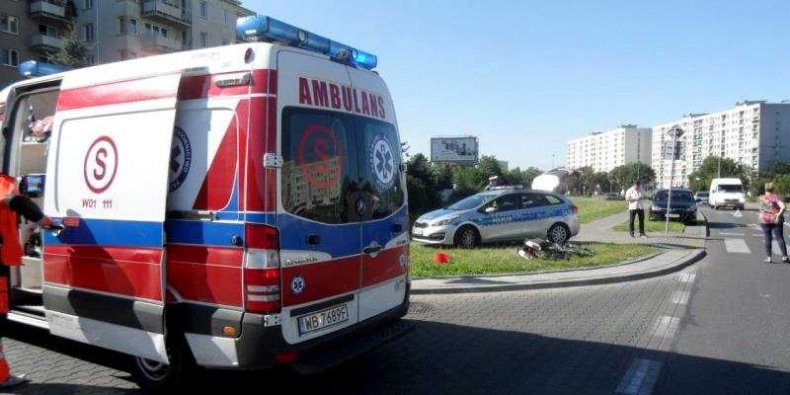 Wypadek na przejściu dla pieszych przez ulicę Wincentego z udziałem osoby na rowerze i samochodu osobowego