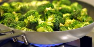 Brokuły - i inne zielone warzywa z rodziny kapustowatych są bogatym źródłem wapnia w diecie wegańskiej (fot: Cyclonebill from Copenhagen, Denmark, Wikimedia)