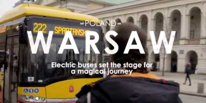 Kadr z filmuy promującego ekologiczny transport miejski w Warszawie