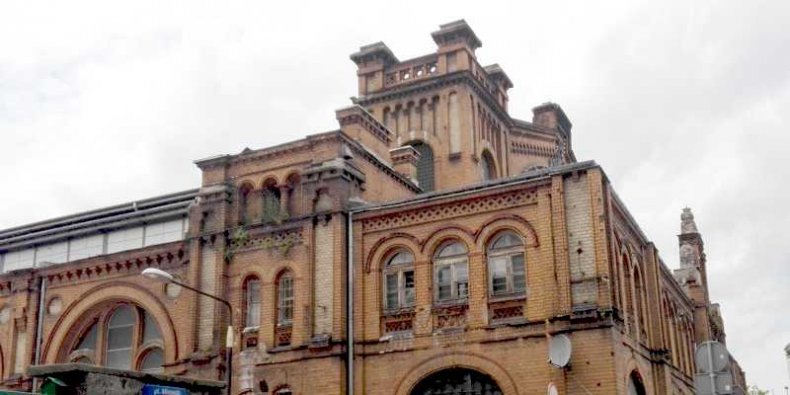 Wschodnia Hala Mirowska - zwana Halą Gwardii lub sportową. Hale wybudowano w latach 1899–1902.