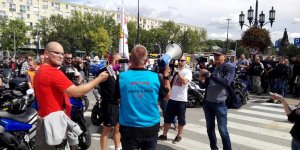 Motocykle na buspasy - do zgromadzonych mówi prezes Fundacji Jednym Śladem - Rzepecki