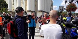 Motocykle na buspasy - do zgromadzonych mówi prezes Fundacji Jednym Śladem - Krzysztof Rzepecki