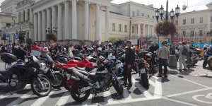 Motocykle na buspasy - zgromadzenie motocyklistów i złożenie petycji do prezydent Warszawy. 7.08.2017 r.
