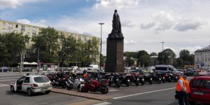 Motocykle na buspasy - zgromadzenie motocyklistów i złożenie petycji do prezydent Warszawy. 7.08.2017 r.