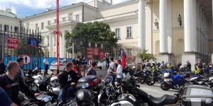 Motocykle na buspasy - zgromadzenie motocyklistów i złożenie petycji do prezydent Warszawy. 7.08.2017 r.