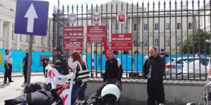 Motocykle na buspasy - zgromadzenie motocyklistów i złożenie petycji do prezydent Warszawy. 7.08.2017 r.