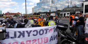 Motocyklista z Włoch. przyjechał wesprzeć zgromadzenie "Motocykle na buspasy" przy wręczeniu petycji w tej sprawie do prezydent Warszawy.