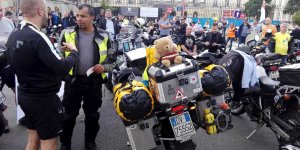Motocyklista z Włoch. przyjechał wesprzeć zgromadzenie "Motocykle na buspasy" przy wręczeniu petycji w tej sprawie do prezydent Warszawy.