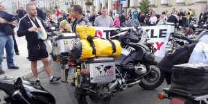 Motocyklista z Włoch. przyjechał wesprzeć zgromadzenie "Motocykle na buspasy" przy wręczeniu petycji w tej sprawie do prezydent Warszawy.