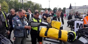 Motocyklista z Włoch. przyjechał wesprzeć zgromadzenie "Motocykle na buspasy" przy wręczeniu petycji w tej sprawie do prezydent Warszawy.