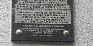 Odsłonięcie tablicy Witolda Łokuciewskiego - Warszawa, Ochota, Szczęśliwice, ul. Dickensa 34