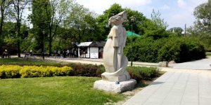 Pani S - Syrenka, rzeźba na Polu Mokotowskim dłuta Dariusza Kwiatkowskiego (rok 2010)