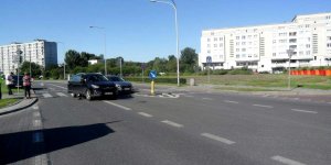 Wypadek na przejściu dla pieszych przez ulicę Wincentego z udziałem osoby na rowerze i samochodu osobowego
