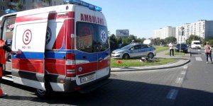 Wypadek na przejściu dla pieszych przez ulicę Wincentego z udziałem osoby na rowerze i samochodu osobowego