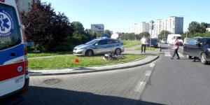 Wypadek na przejściu dla pieszych przez ulicę Wincentego z udziałem osoby na rowerze i samochodu osobowego