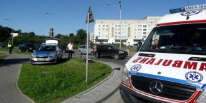 Wypadek na przejściu dla pieszych przez ulicę Wincentego z udziałem osoby na rowerze i samochodu osobowego